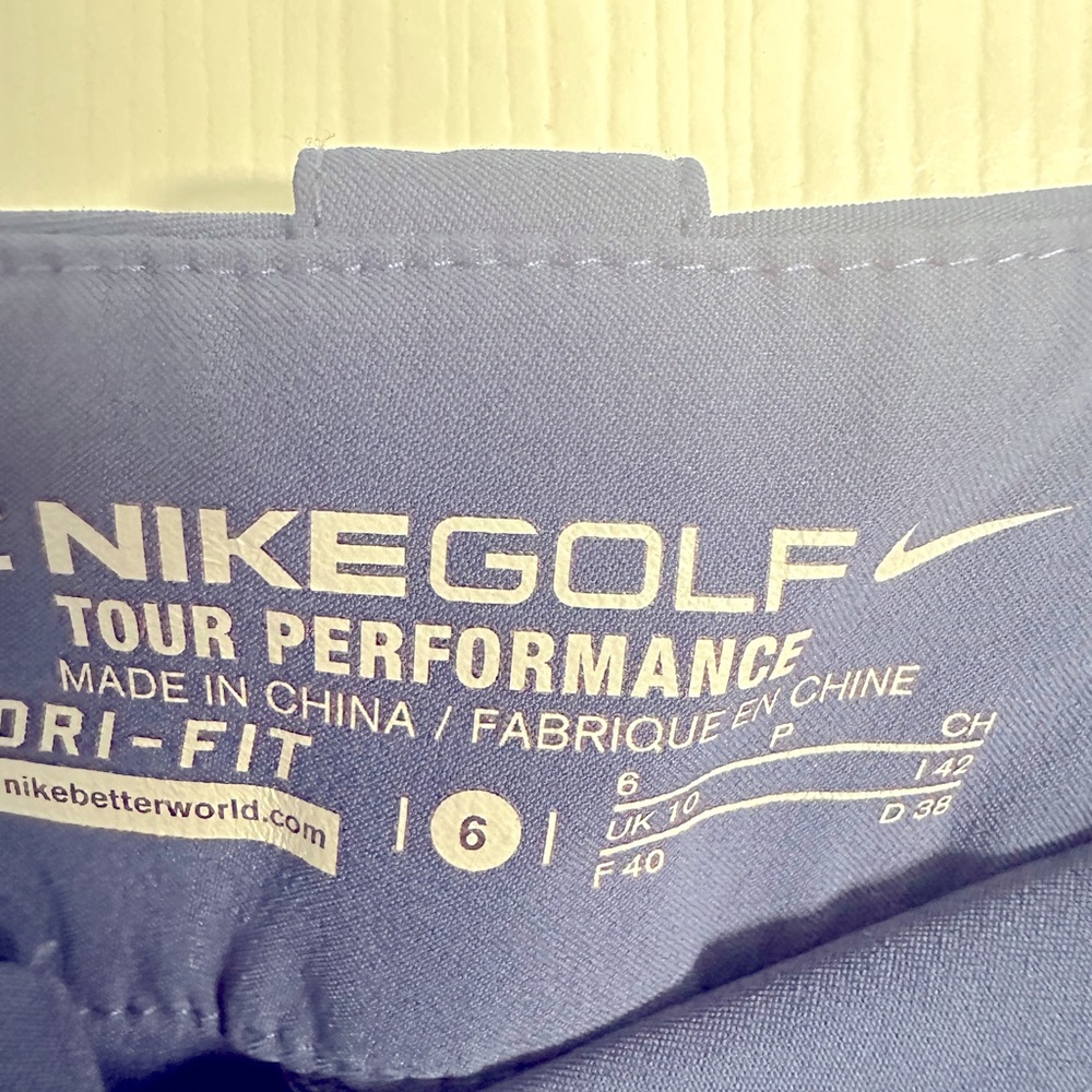 Women’s size 6. Nike golf shorts - Picture 2 of 3